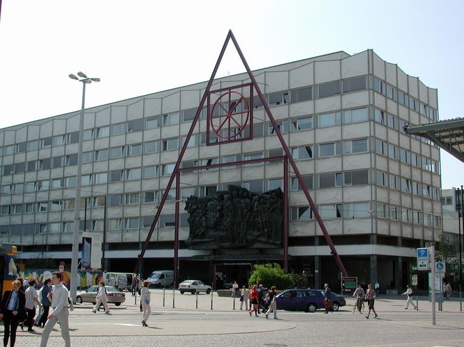 Das Hauptgebäude der Universität (zwischen 1953 und 1990 "Karl-Marx-Universität") Leipzig am Augustusplatz, aufgenommen im Jahr 2001. Foto: © Sylvia Dorn / Universität Leipzig, SUK