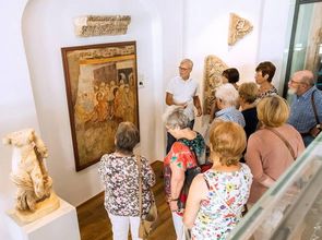 Visitors during an guided tour from the Curator, picture: Marion Wenzel 