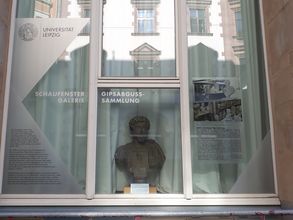 Mittleres Fenster der Schaufenstergalerie in der Ritterstraße 14 mit einer Büste des Kaisers Marc Aurel.