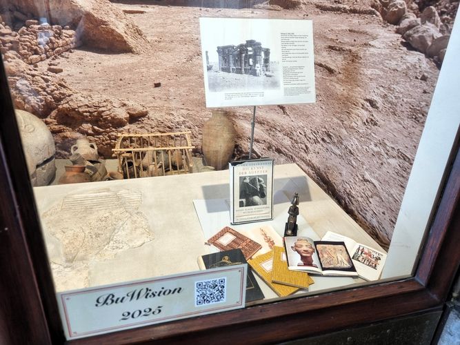 Aufgeschlagene Bücher in einem Schaufenster