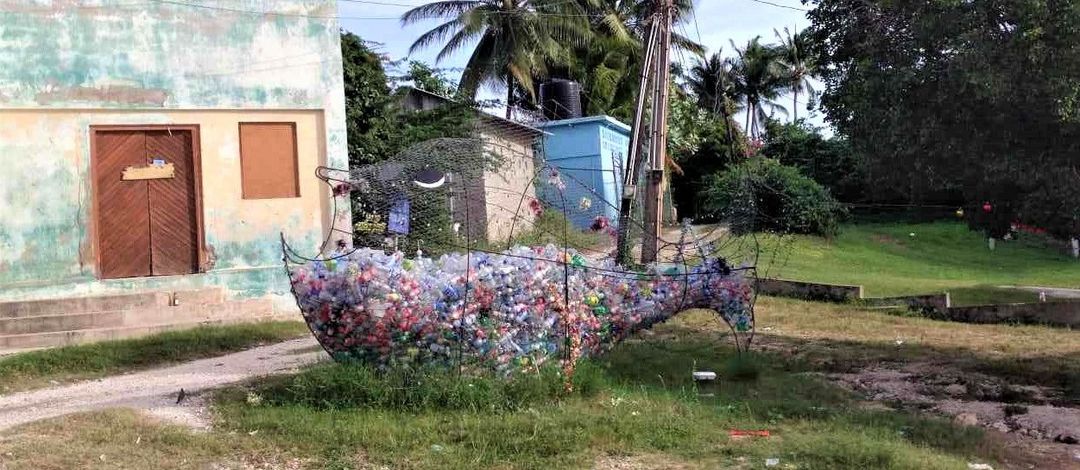 Ein Fisch aus einem Drahtgestell ist mit leeren Plastikflaschen gefüllt