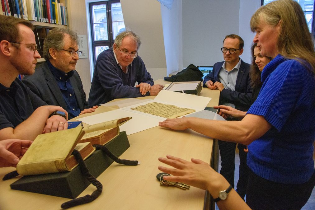 zur Vergrößerungsansicht des Bildes: Guided tour with Dr Cristine Blanken in the Bach-Archiv