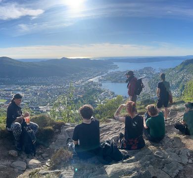 Studierende blicken von einem Berg auf die Stadt Bergen