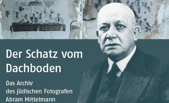 Plakat mit blauem Hintergrund, im oberen Teil Glasplattennegative, darunter ein Porträt von Abram Mittelmann und die Daten der Ausstellung
