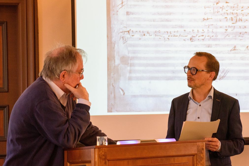 zur Vergrößerungsansicht des Bildes: Roger Parker and Axel Körner discussing the Keynote (Bach-Archiv, Sommersaal)