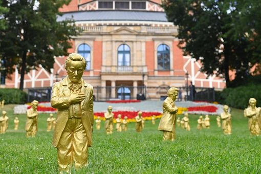 Goldene Wagnerfiguren vor dem Festspielhaus: Mit ihren Inszenierungen wurden die Bayreuther Festspiele Teil der deutschen Geschichte – im Guten wie im Schlechten. © picture alliance / SvenSimon / Frank Hoermann