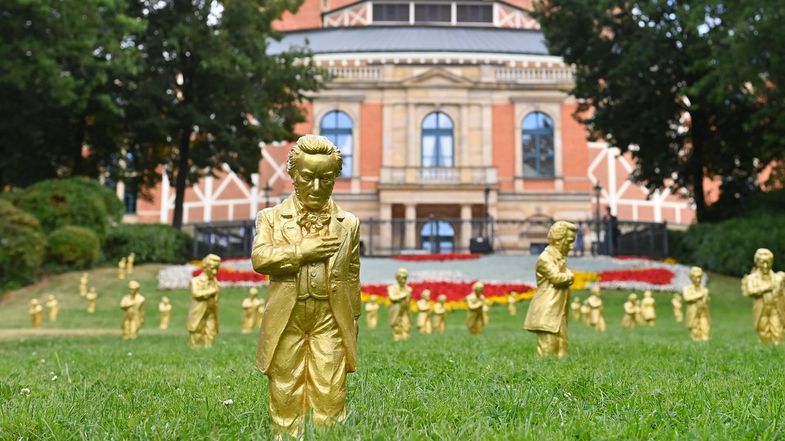 Goldene Wagnerfiguren vor dem Festspielhaus: Mit ihren Inszenierungen wurden die Bayreuther Festspiele Teil der deutschen Geschichte – im Guten wie im Schlechten. © picture alliance / SvenSimon / Frank Hoermann