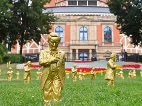 Goldene Wagnerfiguren vor dem Festspielhaus: Mit ihren Inszenierungen wurden die Bayreuther Festspiele Teil der deutschen Geschichte – im Guten wie im Schlechten. © picture alliance / SvenSimon / Frank Hoermann