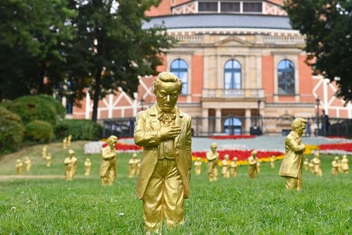 Goldene Wagnerfiguren vor dem Festspielhaus: Mit ihren Inszenierungen wurden die Bayreuther Festspiele Teil der deutschen Geschichte – im Guten wie im Schlechten. © picture alliance / SvenSimon / Frank Hoermann