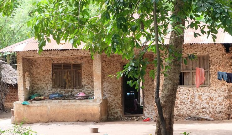 In the picture we see the baraza of a house, a semi-public space for exchange which looks like a veranda, located in Makunduchi, a village in the south of Zanzibar. 