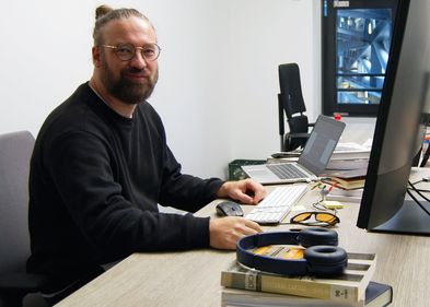 Prof. Dr. Manuel Burghardt am Computer.