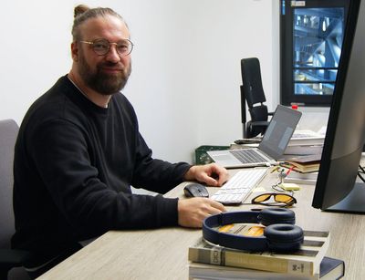 Prof. Dr. Manuel Burghardt am Computer.