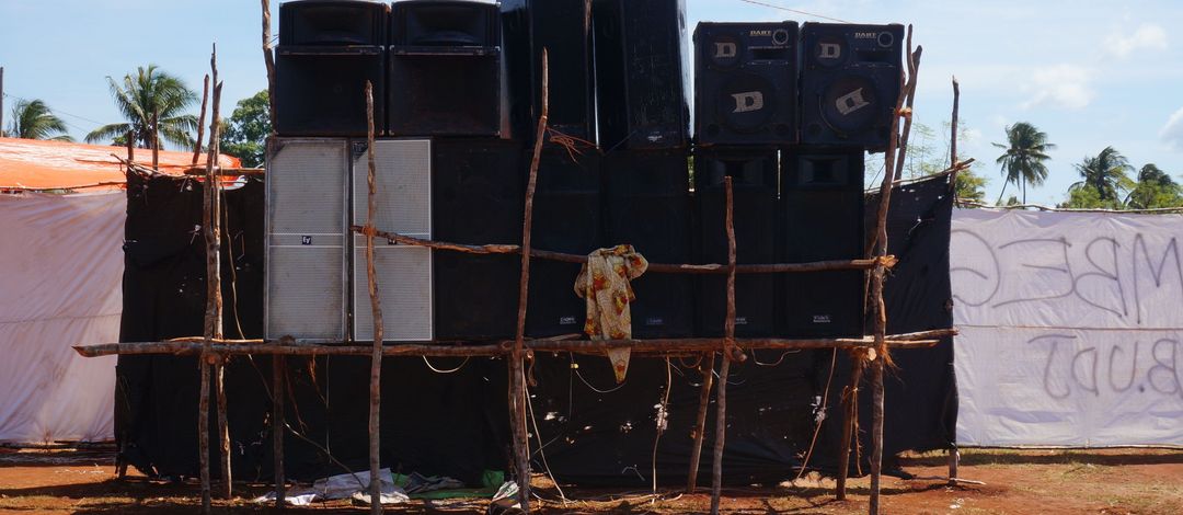 Ein Soundsystem das für ein Festival im südlichen Sansibar zusammengebaut wurde, Foto: Yann Labry.