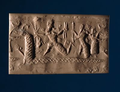 Abrollung des Rollsiegels BM 89589 (neuassyrisch) mit der Darstellung einer Gottheit im Kampf mit einem drachenähnlichen Monster (vielleicht Tiamat?)