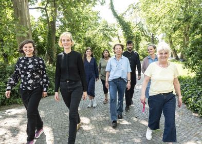 Die Mitarbeitenden des Instituts spazieren im Park.