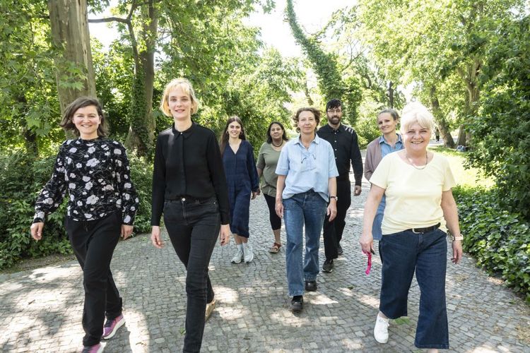 Die Mitarbeitenden des Instituts spazieren im Park.